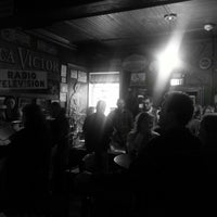 รูปภาพถ่ายที่ Rogues&amp;#39; Harbor Inn, Restaurant &amp;amp; Brewing โดย Gloria R. เมื่อ 10/13/2013