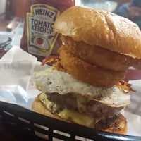 Снимок сделан в Pit&amp;#39;s Burger пользователем Williams M. 8/12/2016