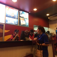 Photo taken at Pizza Hut by MineMint on 7/18/2016