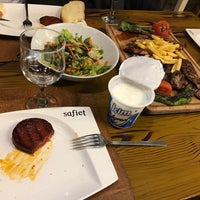 รูปภาพถ่ายที่ Safiet Steakhouse โดย Özgür A. เมื่อ 1/28/2022