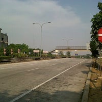 Photo taken at Jalan Tol Lingkar Luar Jakarta Seksi E1 (JORR E1) by Dwi Trisnanto on 9/17/2012