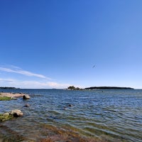 Photo taken at Lauttasaaren ulkoilupuisto by Ville V. on 7/21/2020