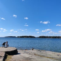 Photo taken at Länsiulapanniemen rantakallio by Ville V. on 5/8/2022
