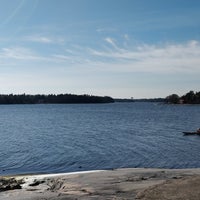 Photo taken at Länsiulapanniemen rantakallio by Ville V. on 4/21/2019