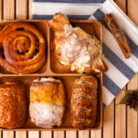 Foto tirada no(a) Bread &amp;amp; Hearth por Bread &amp;amp; Hearth Artisanal Bakery Cafe em 6/16/2014