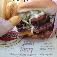 9/23/2013 tarihinde LoKi .ziyaretçi tarafından Fat Burger'de çekilen fotoğraf