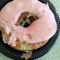 1/17/2015에 Glorianna S.님이 Glazed and Confuzed Donuts에서 찍은 사진