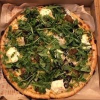 1/25/2018 tarihinde Carl B.ziyaretçi tarafından Blaze Pizza'de çekilen fotoğraf