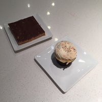 Foto diambil di Crème Cupcake + Dessert oleh Carl B. pada 5/29/2015