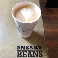 Foto tirada no(a) Sneaky Beans por Carl B. em 5/26/2018