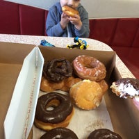 9/19/2015에 Brad P.님이 Donut Den에서 찍은 사진