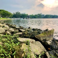 Photo taken at Lower Peirce Reservoir Park by Chialin A. on 4/4/2021