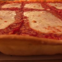 Снимок сделан в Rizzo&amp;#39;s Fine Pizza пользователем Jo  G. 8/30/2017