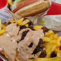 Photo taken at In-N-Out Burger by Fernando G. on 10/23/2022