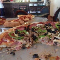 Foto diambil di Giovanni&amp;#39;s Pizza oleh Sarah R. pada 9/28/2014