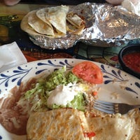 Foto diambil di El Tapatio Mexican Restaurant oleh Eric C. pada 6/24/2012