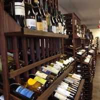 Photo prise au Bag &amp; String Wine Merchants par gina v. le12/15/2012