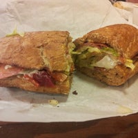 12/11/2012 tarihinde Brian D.ziyaretçi tarafından Potbelly Sandwich Shop'de çekilen fotoğraf