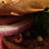 Foto tirada no(a) Bolt Burgers por WellyEats D. em 2/28/2016