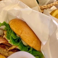 Photo taken at Freshness Burger by Ikuraちゃん on 12/21/2019