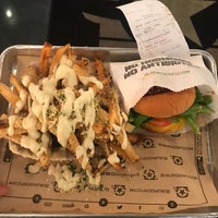 12/7/2017 tarihinde Can K.ziyaretçi tarafından BurgerFi'de çekilen fotoğraf