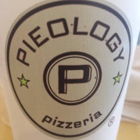 Das Foto wurde bei Pieology Pizzeria von Joey F. am 10/31/2015 aufgenommen