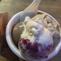8/30/2014 tarihinde Leigh F.ziyaretçi tarafından Jeni&amp;#39;s Splendid Ice Creams'de çekilen fotoğraf