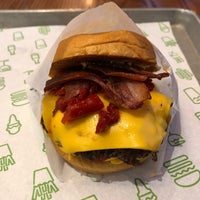 Photo taken at Shake Shack by Jérôme T. on 8/22/2019
