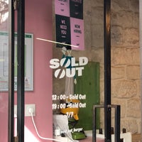 รูปภาพถ่ายที่ Sold Out Burger โดย Jérôme T. เมื่อ 9/22/2021