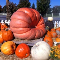 รูปภาพถ่ายที่ Smith Farm Market โดย Mark F. เมื่อ 10/11/2012