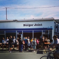 Foto scattata a Tommi&amp;#39;s Burger Joint da Tommi&amp;#39;s Burger Joint il 9/18/2014
