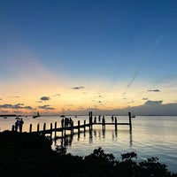 Foto diambil di Bayside Sunset Bar, Key Largo oleh Alexa F. pada 5/1/2022