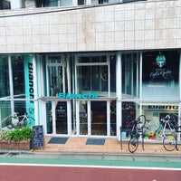Photo taken at BIANCHI CAFÉ &amp;amp; CYCLES TOKYO by Nishimura S. on 8/11/2017