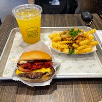 Photo taken at Shake Shack by Yusei W. on 9/1/2023