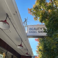 Снимок сделан в Beauty&amp;#39;s Bagel Shop пользователем Alex C. 11/23/2020