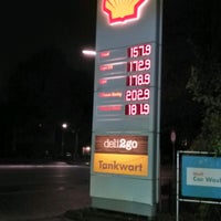Photo taken at Shell by Big K. on 11/16/2021