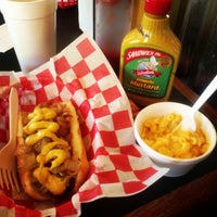 Photo prise au The Stand Hot Dogs &amp;amp; Sausages par Chad B. le4/17/2013