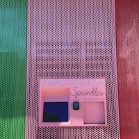 Снимок сделан в Sprinkles Beverly Hills Cupcakes пользователем M T 10/17/2022