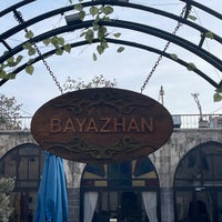 Das Foto wurde bei Bayazhan Restaurant von Cem am 12/3/2023 aufgenommen
