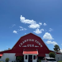 Foto diambil di Crawfish Town USA oleh Jared pada 7/16/2022