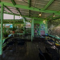 รูปภาพถ่ายที่ Ola Lola&amp;#39;s Garden Bar โดย Ambar เมื่อ 7/17/2022
