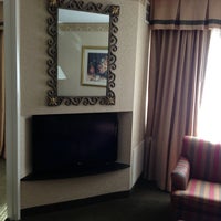 Foto diambil di DoubleTree Suites by Hilton Hotel Cincinnati - Blue Ash oleh Santiago B. pada 7/16/2013
