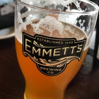 รูปภาพถ่ายที่ Emmett&amp;#39;s Tavern &amp;amp; Brewing Co. โดย Randy G. เมื่อ 7/10/2018