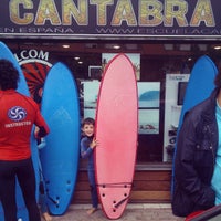 รูปภาพถ่ายที่ Escuela Cántabra de Surf โดย Juan R. เมื่อ 8/5/2013