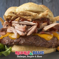 รูปภาพถ่ายที่ Red Hot &amp;amp; Blue  -  Barbecue, Burgers &amp;amp; Blues โดย Red Hot &amp;amp; Blue  -  Barbecue, Burgers &amp;amp; Blues เมื่อ 6/29/2014