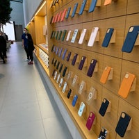 Photo taken at Apple Palo Alto by Richárd N. on 11/19/2021