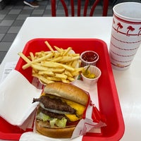 Photo taken at In-N-Out Burger by Richárd N. on 11/14/2022