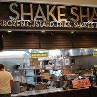 Photo taken at Shake Shack by Richárd N. on 11/13/2022