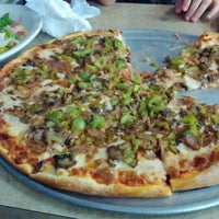 Foto diambil di Ray&amp;#39;s Pizza oleh Wesley N. pada 6/28/2014