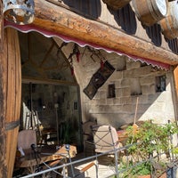 Foto diambil di Efendi Wine House oleh Özge pada 9/16/2023